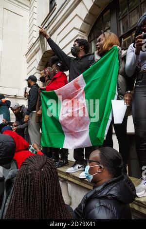 London, Großbritannien. Oktober 2020. Ende der SARS-Proteste vor der Nigeria High Commission in Northumberland Avenue, London, SW1. Hunderte Nigerianer demonstrieren ihre Unzufriedenheit mit dem gewalttätigen Verhalten der nigerianischen Sonderbewaffnung, die in den letzten Tagen viele scheinbar unschuldige Menschen getötet haben. Kredit: Peter Hogan/Alamy Live Nachrichten Stockfoto
