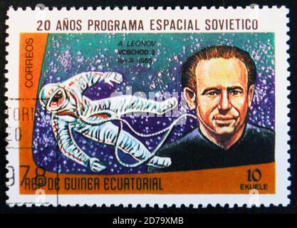 MOSKAU, RUSSLAND - 2. APRIL 2017: Eine in Guinea Äquatorial gedruckte Briefmarke zeigt das Weltraumprojekt Voskhod 2 1962 und das Porträt des Astronauten A. Leonov, um 19 Stockfoto