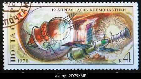 MOSKAU, RUSSLAND - 2. APRIL 2017: Eine Briefmarke in der UdSSR zeigt den 12. April - Tag der Raumfahrt, um 1976 Stockfoto