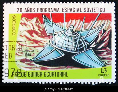 MOSKAU, RUSSLAND - 2. APRIL 2017: Eine in Guinea Äquatorial gedruckte Briefmarke zeigt das Raumschiff Luna 9, 1966, um 1978 Stockfoto