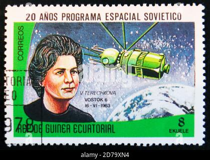 MOSKAU, RUSSLAND - 2. APRIL 2017: Eine in Guinea Äquatorial gedruckte Briefmarke zeigt das Raumschiff Vostok 6, 1962, und das Porträt des Astronauten V. Tereshkova, um 19 Stockfoto