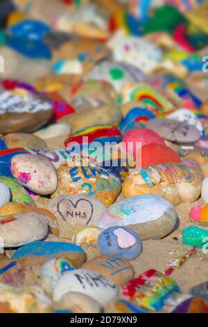 Handgemalte bunte Kieselsteine feiern die NHS auf Avon Beach Christchurch Großbritannien Stockfoto