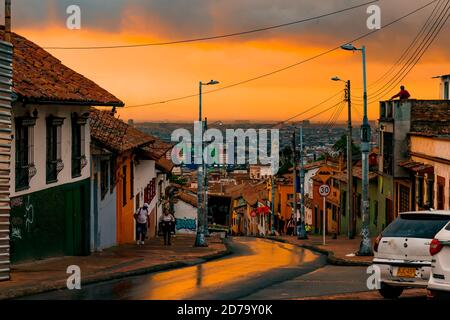 Blick von La Candelaria, Blick auf die Stadt von diesem historischen Viertel der Stadt in einem bewölkten Sonnenuntergang, Bogotá Kolumbien 20. Oktober 2020 Stockfoto
