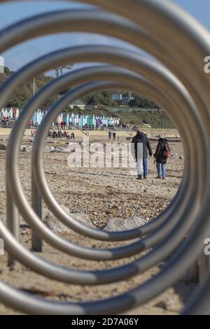 Blick auf Avon Beach Christchurch UK durch EINEN Fahrradträger Mit Strandhütten Im Hintergrund Stockfoto