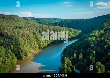 Sommerlandschaft - südböhmische Landschaft. Fluss Moldau im Spätsommer Zeit. Tschechische republik. Stockfoto