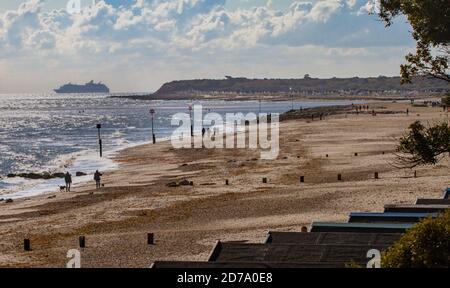 Blick auf Avon Beach Christchurch UK Blick zurück in Richtung Mudeford Quay, Mudeford Sand Spit und Hengistbury Head mit EINEM Kreuzfahrtschiff im Hintergrund Stockfoto