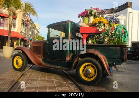 Oldtimer-LKW mit einer Ladung Blumen in Original Farmers Market Los Angeles, California/USA Stockfoto