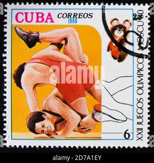 MOSKAU, RUSSLAND - 2. APRIL 2017: Eine Briefmarke in Kuba zeigt zwei Ringer bei Olympischen Spielen in Moskau, Russland, um 1980 Stockfoto