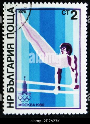 MOSKAU, RUSSLAND - 2. APRIL 2017: Eine Briefmarke in Bulgarien zeigt Turnmann XXII Moskauer Olympischen Spiele, um 1979 Stockfoto
