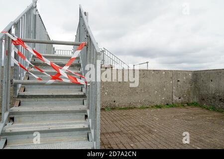 Der Zugang zur Metalltreppe ist mit Kunststoff-Sperrband in rot und weiß behindert. Aussichtsplattform in der Festung oder Zitadelle in Belfort, Frankreich. Stockfoto