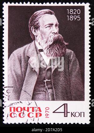 MOSKAU, RUSSLAND - 2. APRIL 2017: Eine Briefmarke, gedruckt in der UdSSR, gewidmet dem 150. Geburtstag von Friedrich Engels, um 1970 Stockfoto