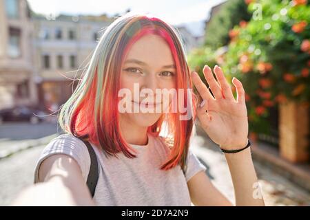 Teenager-Mädchen mit trendigen Frisur, junge Mode Kunst Blogger Aufzeichnungen Stream in der Stadt Stockfoto