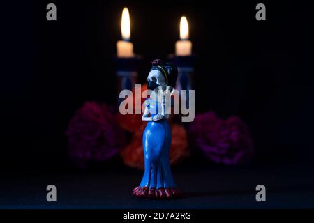 Plastikschädel zum Anbieten der Toten mit einer Gesichtsmaske Für covid-19 Stockfoto