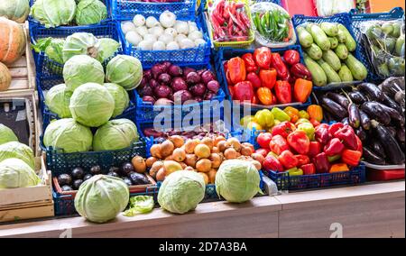 Verschiedene frische Bio-Gemüse auf dem Bauernmarkt aus nächster Nähe Stockfoto