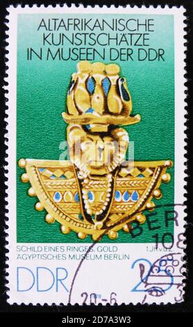 MOSKAU, RUSSLAND - 2. APRIL 2017: Eine Briefmarke aus der DDR zeigt einen goldenen Topf mit Schatzsteinen, die Serie 'Old African Art Treasures', Stockfoto