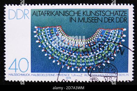 MOSKAU, RUSSLAND - 2. APRIL 2017: Eine Briefmarke aus der DDR zeigt einen steinernen Hals, die Serie 'Old African Art Treasures', um 1978 Stockfoto