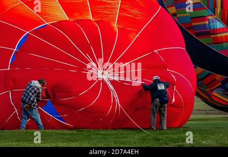 Inspektion Des Heißluftballons Stockfoto