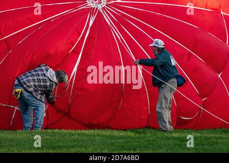 Aufblasender Roter Heißluftballon Stockfoto