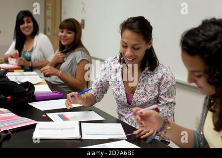 Studenten füllen Arbeitsblätter während der Klasse an Achieve Early College High School auf dem Campus des South Texas College. Die Schule, Teil des angesehenen McAllen Schulbezirks in Südtexas an der Grenze zwischen den USA und Mexiko, nimmt fast 500 Schüler auf, davon fast 3/4 aus wirtschaftlich benachteiligten Familien. Stockfoto