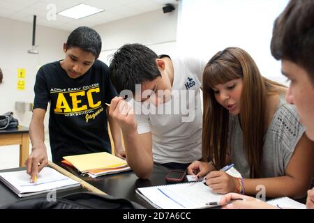 Studenten füllen Arbeitsblätter während der Klasse an Achieve Early College High School auf dem Campus des South Texas College. Die Schule, Teil des angesehenen McAllen Schulbezirks in Südtexas an der Grenze zwischen den USA und Mexiko, nimmt fast 500 Schüler auf, davon fast 3/4 aus wirtschaftlich benachteiligten Familien. Stockfoto