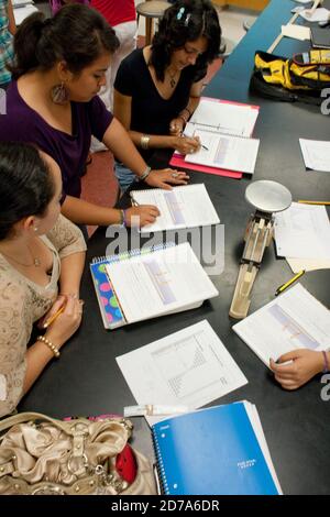 Studenten füllen Arbeitsblätter während der Klasse an Achieve Early College High School auf dem Campus des South Texas College. Die Schule, Teil des angesehenen McAllen Schulbezirks in Südtexas an der Grenze zwischen den USA und Mexiko, nimmt fast 500 Schüler auf, davon fast 3/4 aus wirtschaftlich benachteiligten Familien. Stockfoto