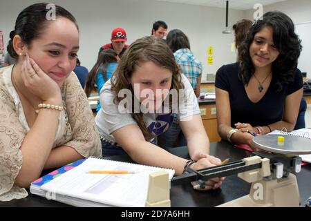 Studenten füllen Arbeitsblätter während der Klasse an Achieve Early College High School auf dem Campus des South Texas College. Die Schule, Teil des angesehenen McAllen Schulbezirks in Südtexas an der Grenze zwischen den USA und Mexiko, nimmt fast 500 Schüler auf, davon fast 3/4 aus wirtschaftlich benachteiligten Familien. Stockfoto