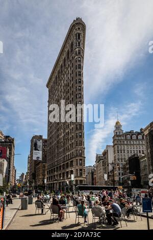 NEW YORK, USA - 18. Okt 2020: Das Flatiron in New York City mit Touristen, die die Sonne genießen Stockfoto