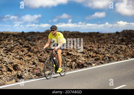 Triathlon Radfahren Mann Sportler auf Rennrad. Fitnesstraining im Freien in der Naturlandschaft. Männlicher Sportwettbewerb. Stockfoto