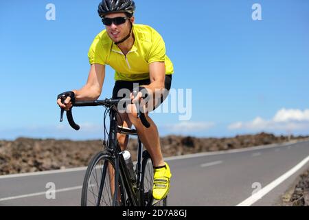 Rennrad Radfahrer Mann Sport Sportler Training Cardio-Training auf Rennrad. Männliche Biker Radfahren im Freien Training für Triathlon. Stockfoto