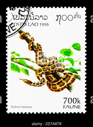 MOSKAU, RUSSLAND - 26. NOVEMBER 2017: Eine in der Demokratischen Volksrepublik Laos gedruckte Briefmarke zeigt Indian Rock Python (Python molurus), Fauna Serie, circa Stockfoto