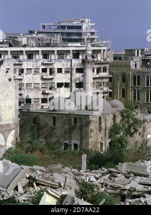 18. September 1993 die schwer beschädigte Al-Omari-Moschee aus dem 12. Jahrhundert in der Rue Weygand steht hinter einem Schutthaufen vom Märtyrerplatz in Beirut. Stockfoto