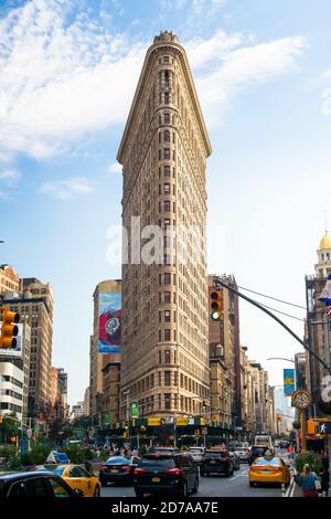 Flatiron Gebäude, Stau, Autos, Taxis in New york. Stockfoto