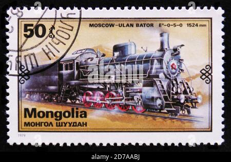 MOSKAU, RUSSLAND - 2. APRIL 2017: Eine Briefmarke in der Mongolei zeigt Moskau - Ulan Bator Zug, Retro Trains Serie, um 1979 Stockfoto