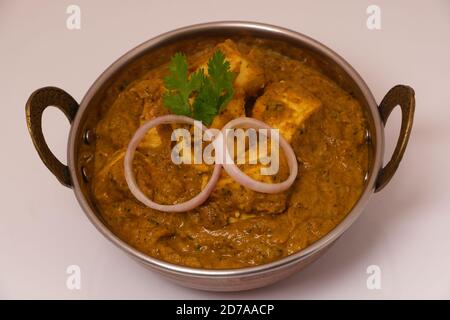 Indian Food oder indisches Curry in einer Schüssel Kupfer Messing. Stockfoto