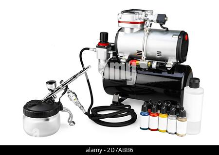 Professionelle Airbrush Kompressor Starter Set Ausrüstung mit Chrom-Metall-Pistole Acryl-Farbe und dünnere Flaschen auf weißem Hintergrund isoliert. Branche Stockfoto