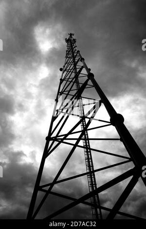 Telekommunikationsturm mit 5G-Mobilfunkantenne auf Wolken Hintergrund Stockfoto