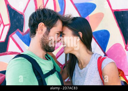 Glückliches Paar in der Liebe unter einem Selfie dabei lustig küssen Pose an berühmten Touristenattraktion Berlin Wall, Deutschland, Europa Reiseziel. Lachend Stockfoto