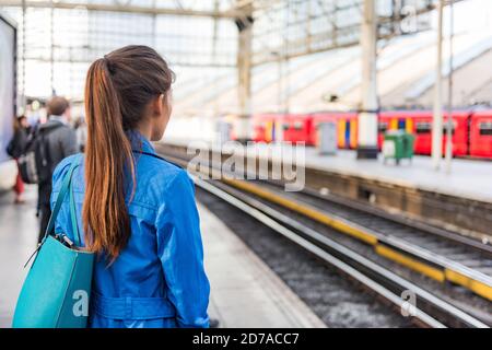 Bahnhof am Morgen pendeln Frau zur Arbeit, die auf den Zug wartet, um zu kommen. Menschen auf öffentlichen Verkehrsmitteln Plattform . Pendeln zur Hauptverkehrszeit. Ansicht von Stockfoto