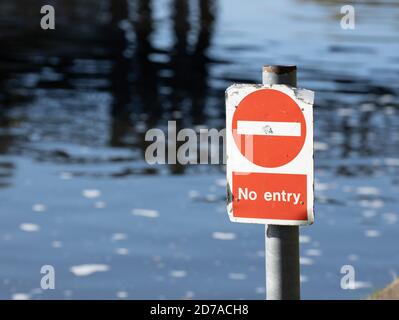 Kein Eintrittswarnschild auf River Cam Warnung vor einem Gefahr.ein Wehr Stockfoto