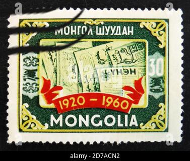 MOSKAU, RUSSLAND - 2. APRIL 2017: Eine Briefmarke, die in der Mongolei gedruckt wurde, zeigt die Zeitung Pravda, 40 Jahre Mongolian News anniversary, circa 1960 Stockfoto