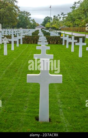 Reihen von weißen Kreuzen auf Gräbern auf American Cemetery Madingley Cambridge, England Stockfoto