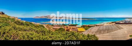 Landschaftlich schöner Panoramablick auf den Strand von La Pelosa, einer der schönsten Küstenorte des Mittelmeers, in der Stadt Stintino, Nord-Sar Stockfoto