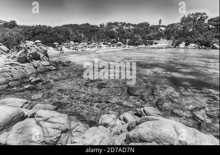 Blick auf den bezaubernden Strand von Capriccioli, einem der schönsten Badeorte der Costa Smeralda, Nordsardinien, Italien Stockfoto