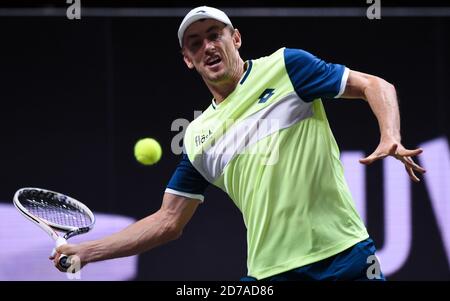 Köln, Deutschland. Oktober 2020. Tennis: ATP Tour - Cologne Championships (ATP), Einzel, Männer, 2. Runde, A. Zverev (Deutschland) - Millman (Australien). John Millman spielt den Ball. Quelle: Jonas Güttler/dpa/Alamy Live News Stockfoto