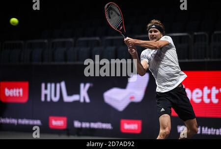 Köln, Deutschland. Oktober 2020. Tennis: ATP Tour - Cologne Championships (ATP), Einzel, Männer, 2. Runde, Zverev (Deutschland) - J. Millman (Australien). Alexander Zverev spielt den Ball. Quelle: Jonas Güttler/dpa/Alamy Live News Stockfoto