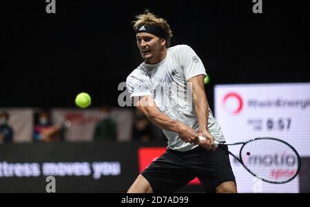 Köln, Deutschland. Oktober 2020. Tennis: ATP Tour - Cologne Championships (ATP), Einzel, Männer, 2. Runde, Zverev (Deutschland) - J. Millman (Australien). Alexander Zverev spielt den Ball. Quelle: Jonas Güttler/dpa/Alamy Live News Stockfoto