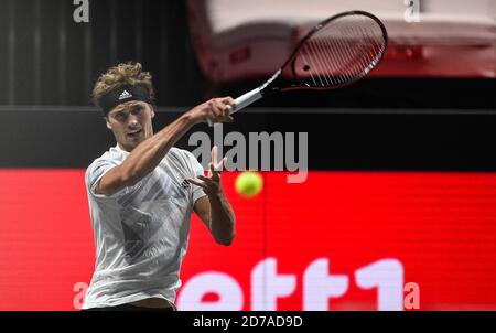 Köln, Deutschland. Oktober 2020. Tennis: ATP Tour - Cologne Championships (ATP), Einzel, Männer, 2. Runde, Zverev (Deutschland) - J. Millman (Australien). Alexander Zverev spielt den Ball. Quelle: Jonas Güttler/dpa/Alamy Live News Stockfoto