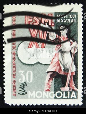 MOSKAU, RUSSLAND - 2. APRIL 2017: Eine Briefmarke in der Mongolei zeigt Arbeiter mit Hammer, Internationale Gewerkschaftsföderation, um 1960 Stockfoto