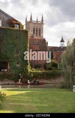 Punt am Fluss Cam mit St. Johns College im Hintergrund Stockfoto