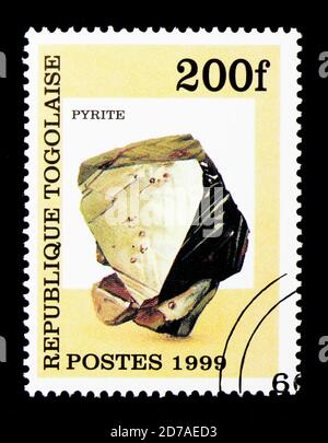 MOSKAU, RUSSLAND - 26. NOVEMBER 2017: Eine in Togo gedruckte Briefmarke zeigt Pyrite, Minerals Serie, um 1999 Stockfoto